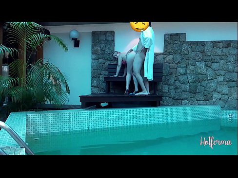 ❤️ El cap convida la criada a la piscina, però no va poder resistir-se a una calor ️❌ Porno a nosaltres ❌