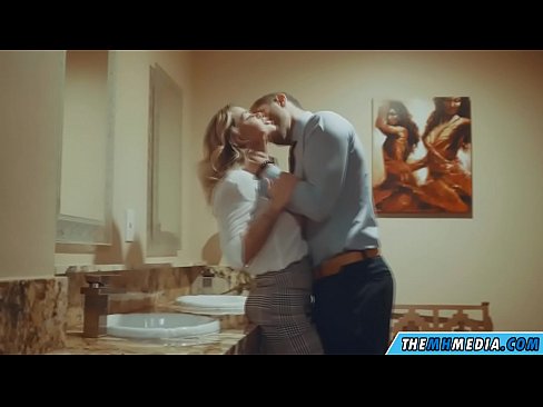 ❤️ Quan una rossa tetona et sedueix en un lavabo públic ️❌ Porno a nosaltres ❌